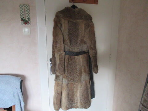 TRES BEAU MANTEAU LONG EN LAPIN . 250 Uckange (57)