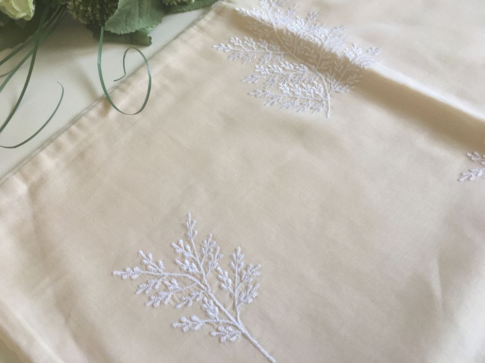 HOUSSE de COUSSIN beige sable et broderie blanche Décoration