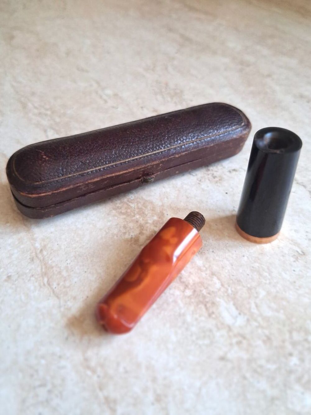 Fume-cigare vintage or, bak&eacute;lite et ambre 