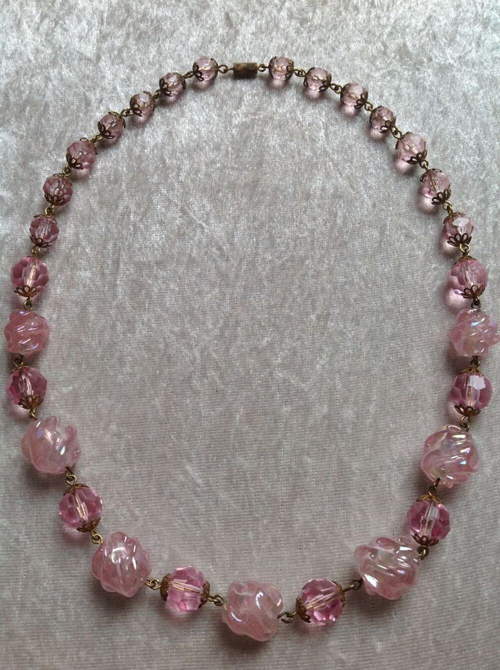 COLLIER ROSE PERLES de VERRE NERVUR&Eacute;ES ET FACETTES Envoi Pos Bijoux et montres