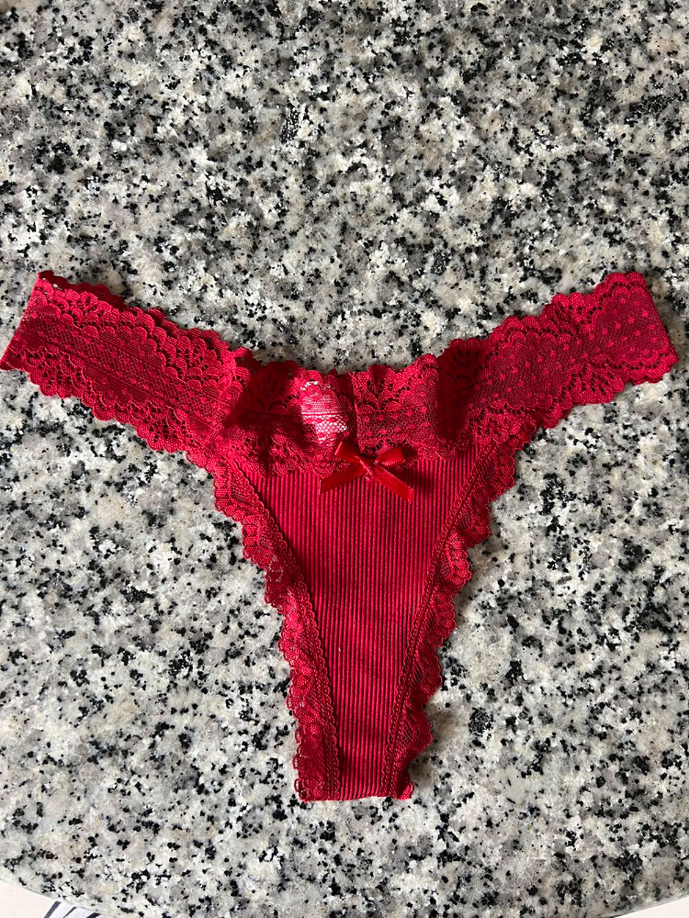 String rouge en dentelle XS. Neuf jamais port&eacute;. Lingerie Vêtements