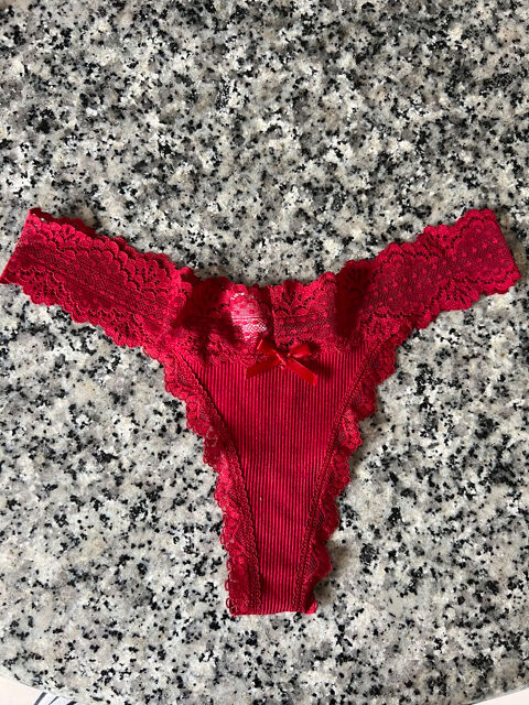 String rouge en dentelle XS. Neuf jamais porté. Lingerie 15 Céret (66)