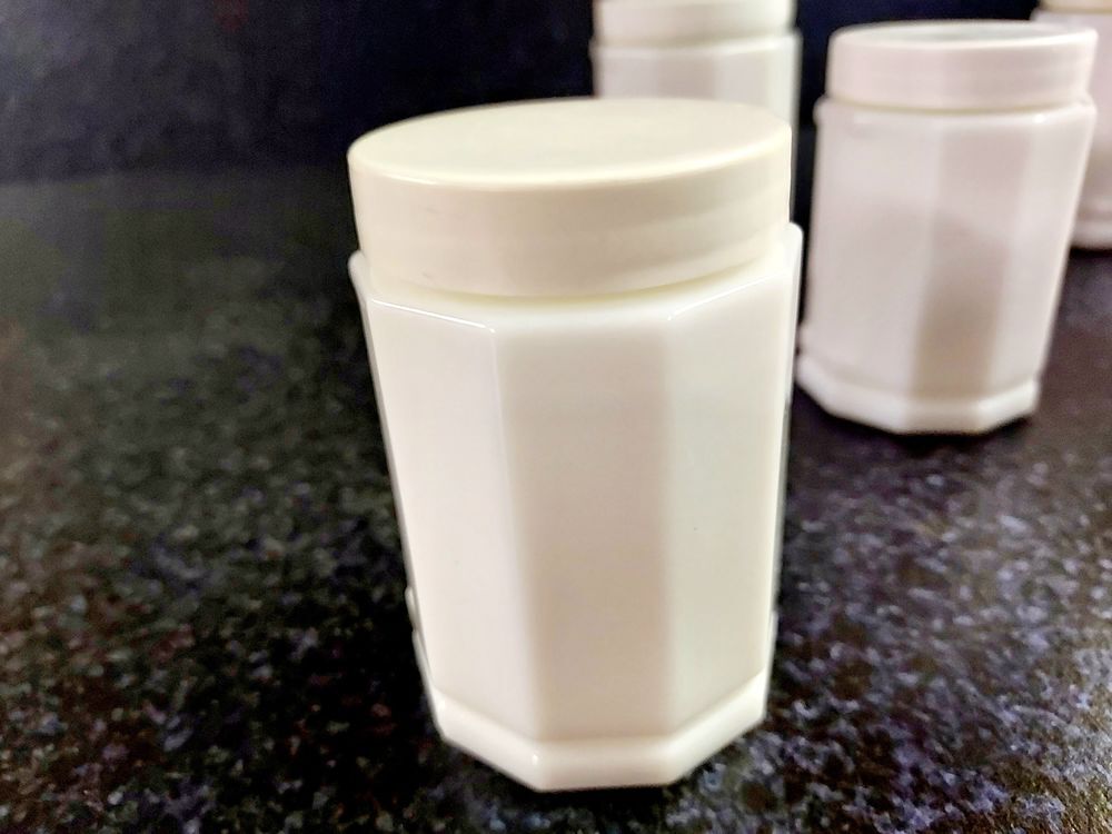 Pots &agrave; cr&egrave;me vintage en verre opale blanc &agrave; facettes Décoration