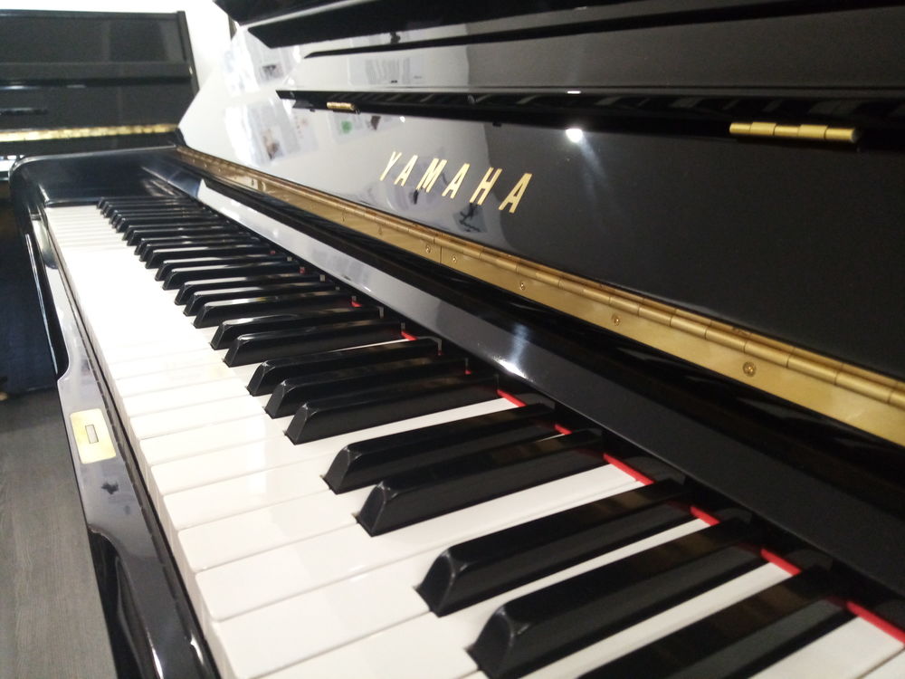 Nos piano droit Yamaha U3 noir laqu&eacute; Instruments de musique