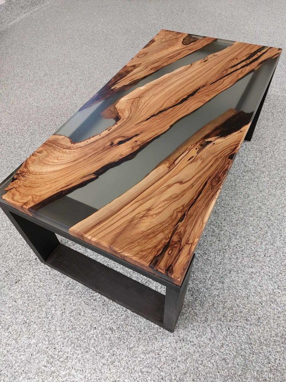 Table neuve sur mesure en bois noble et r&eacute;sine &eacute;poxy Meubles