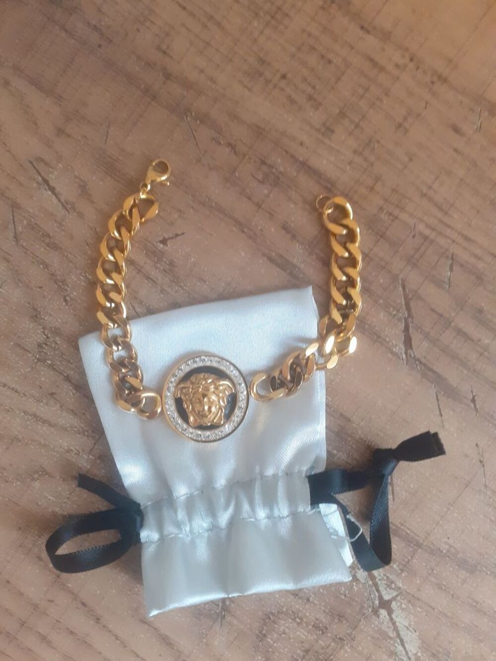 Bracelet dor&eacute; m&eacute;dusa Neuf Bijoux et montres