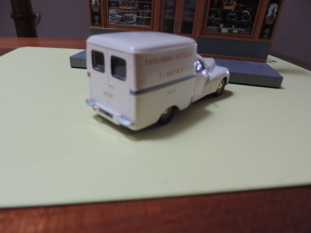 ALTAYA - PEUGEOT 203 - FOURGONNETTE DU BOULOUGER 1/43 &egrave;me. 