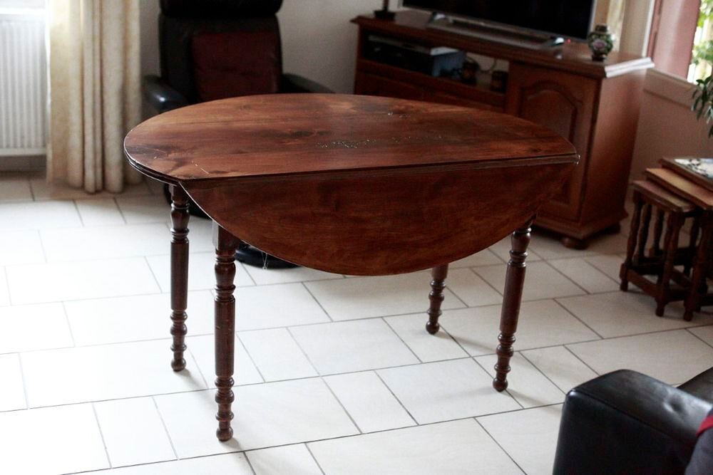 petite table de salle &agrave; manger en noyer. Meubles