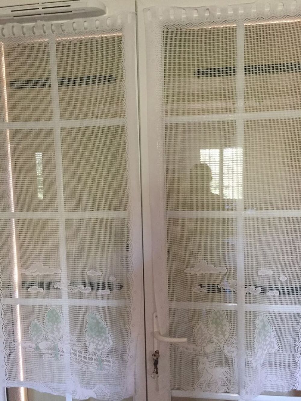 Deux rideaux blancs avec un motif d'arbres Décoration