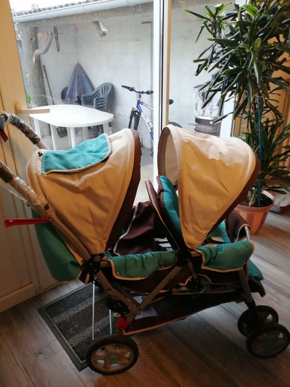 Poussette double Pu�riculture