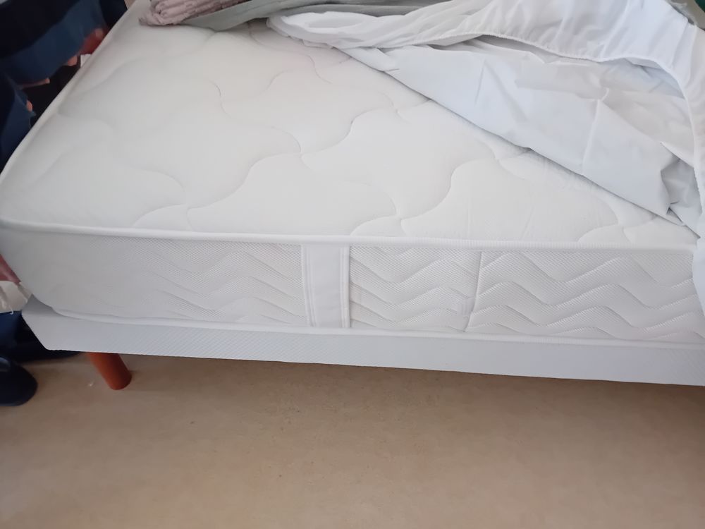 Lit en 90 x140 sommier et matelas Meubles