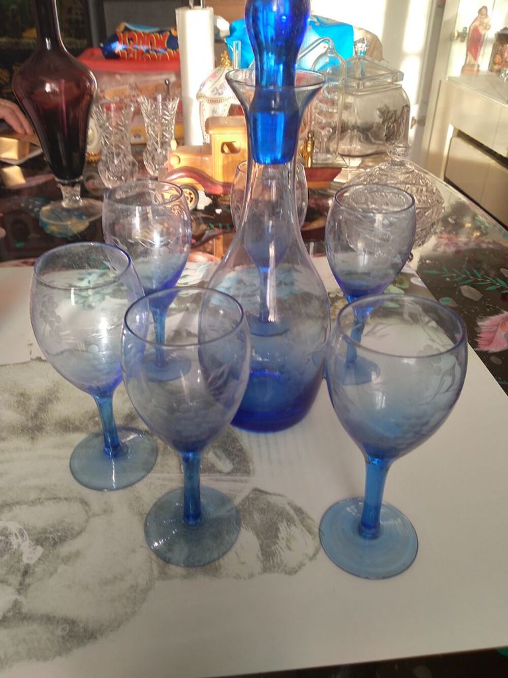 Belle carafe et 6 verres &agrave; pied bleu 20€ Décoration