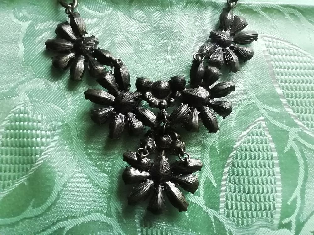 Collier pendentif de toute beaut&eacute; Bijoux et montres