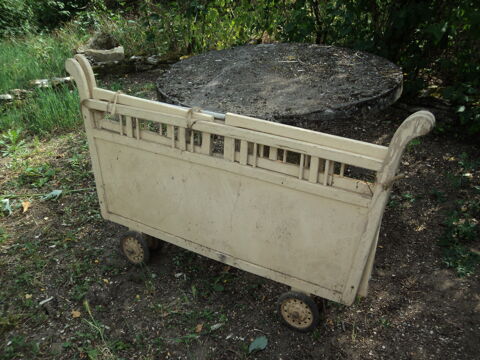 Ancien lit roulotte pour B�b� - ann�e 1950 -  � restaurer 60 Val-de-Mercy (89)