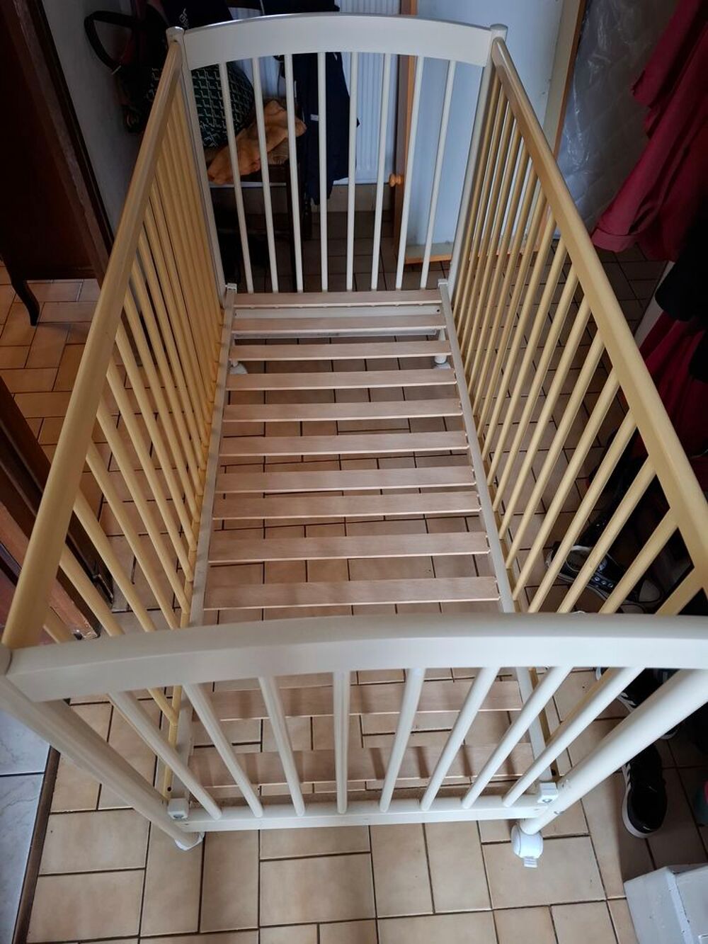 LIT B&eacute;b&eacute; 125 cm long excellent &eacute;tat avec MATELAS NEUF +draps Mobilier enfants