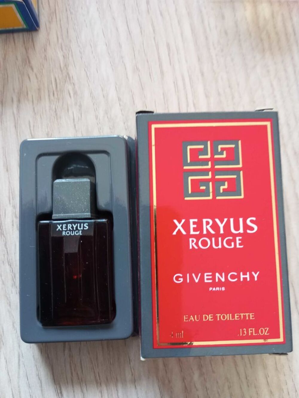 lot 8 miniatures de parfums Givenchy 