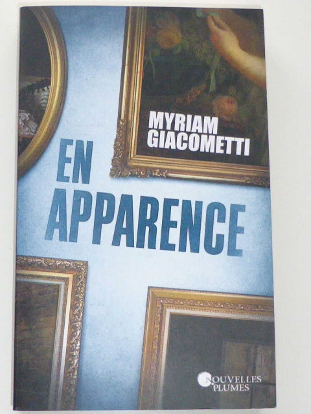 En apparence Myriam GIACOMETTI Livres et BD