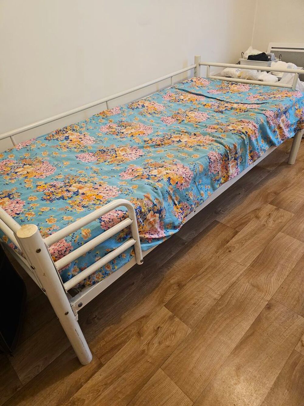 Lit en bonne &eacute;tat avec matelas Meubles