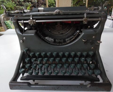 Machine  crire UNDERWOOD NII 
N de srie 847630 - II 
125 Castries (34)