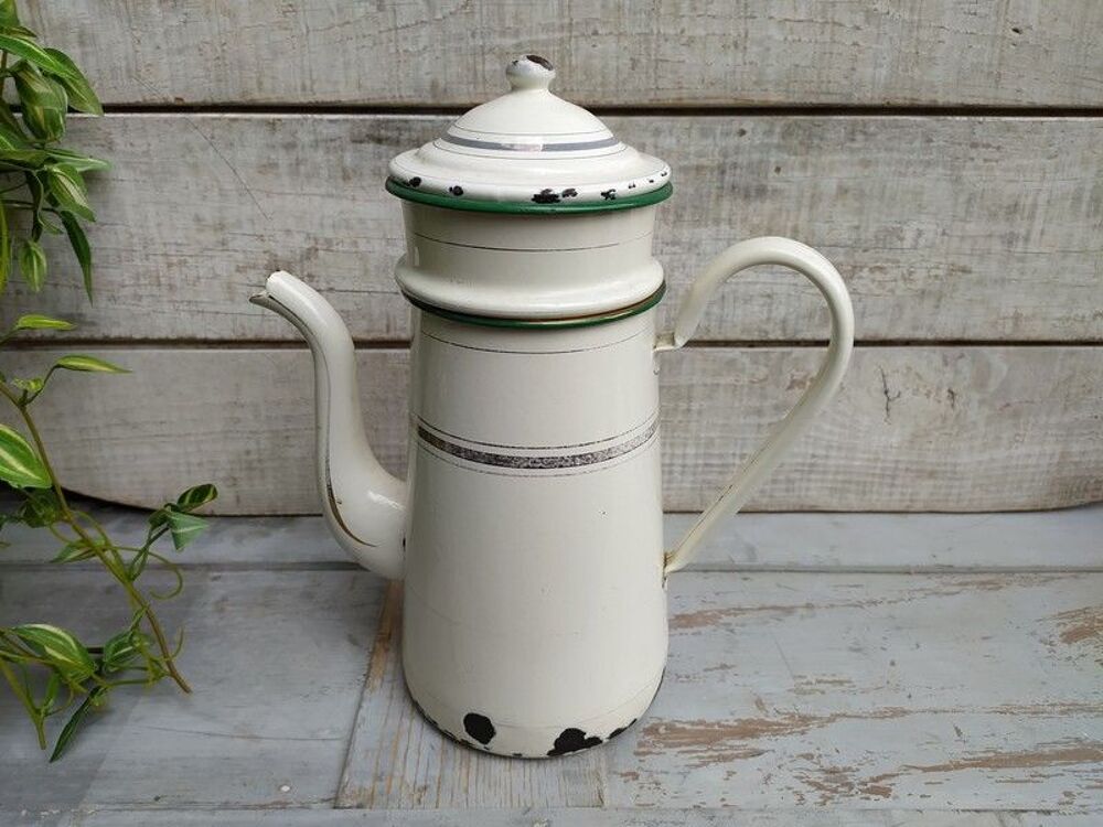 Ancienne Cafeti&egrave;re &Eacute;maill&eacute;e Blanche &agrave; Liser&eacute; Gris Bord Vert Décoration