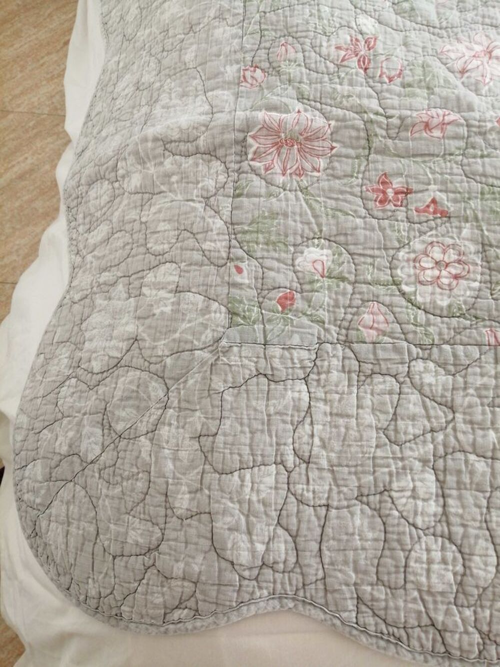 boutis carr&eacute; &agrave; fleurs taupe saumon 100% coton Décoration