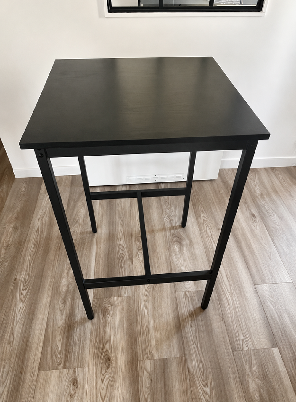 Table haute noire carr&eacute;e
Meubles
