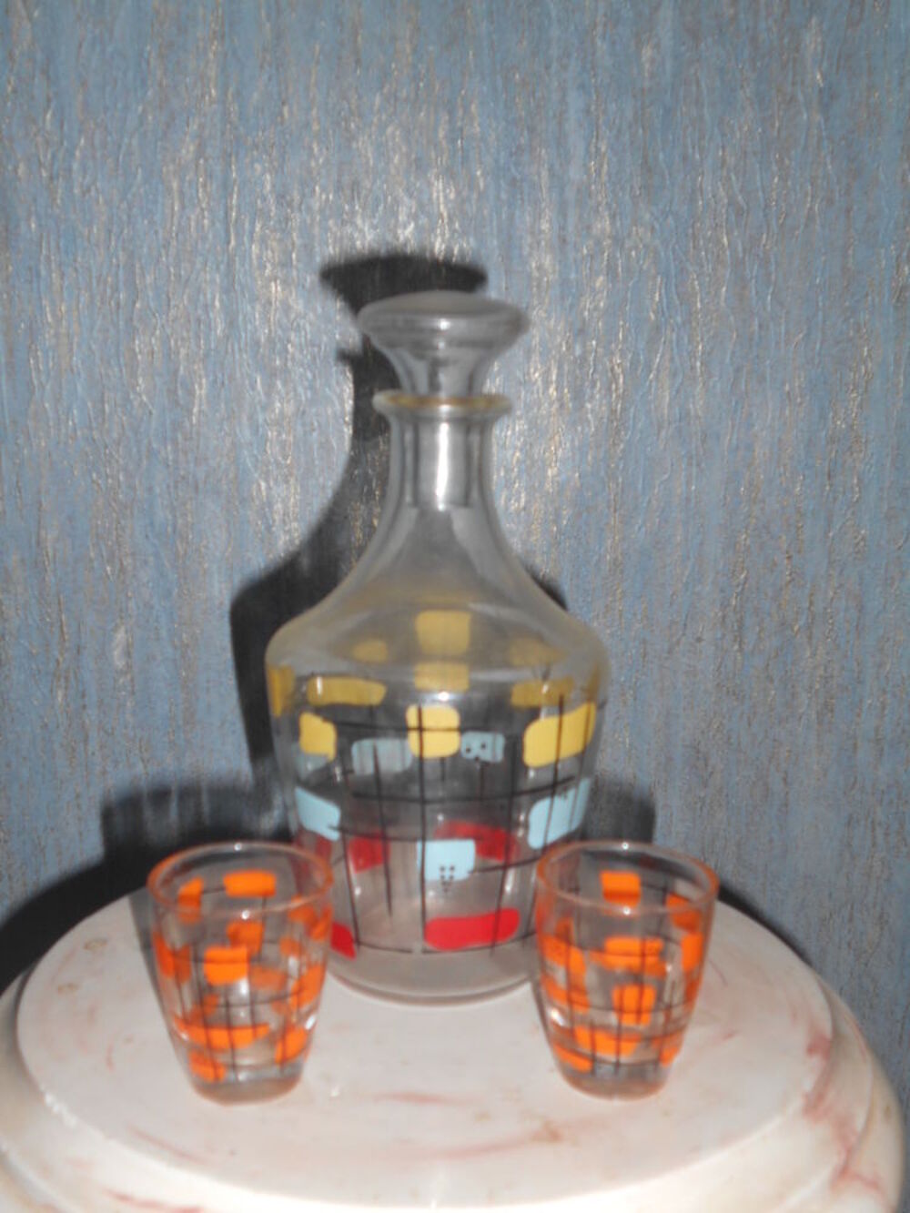 CARAFE verre d&eacute;cor&eacute;e et 2 verres Décoration