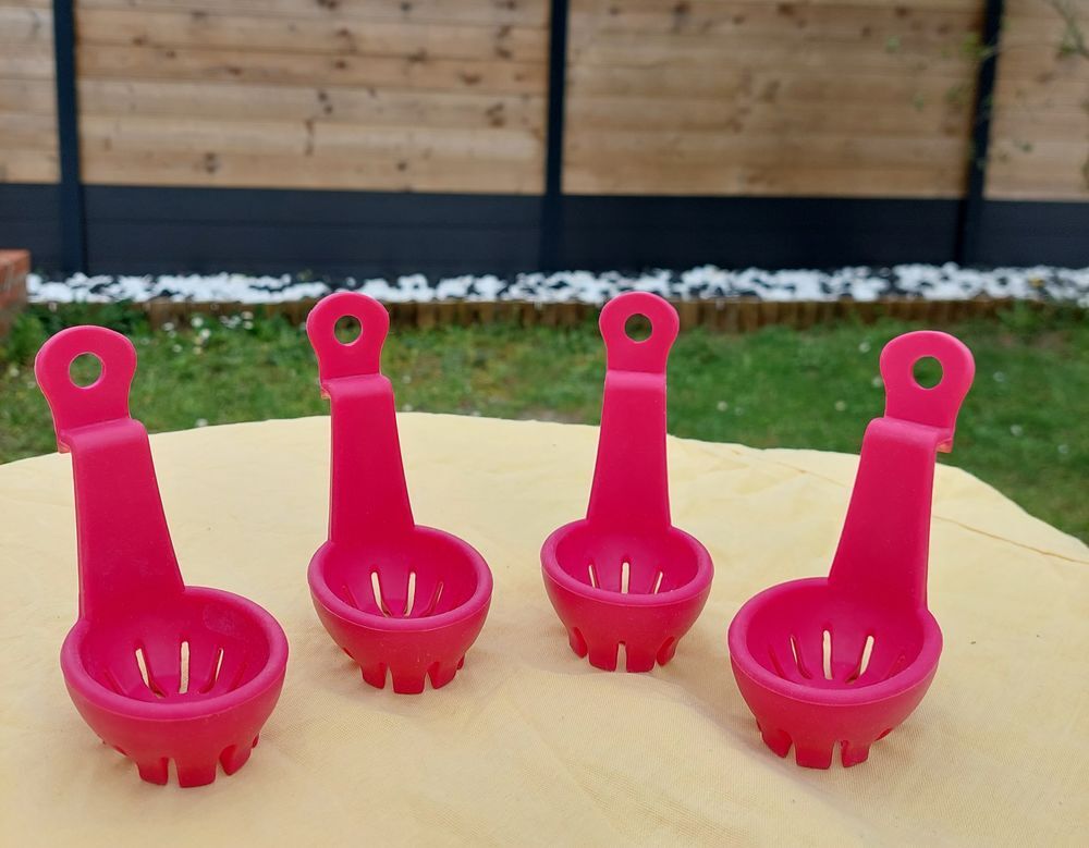 4 pocheuses &agrave; oeufs NEUVES > silicone > bo&icirc;tes originales Cuisine