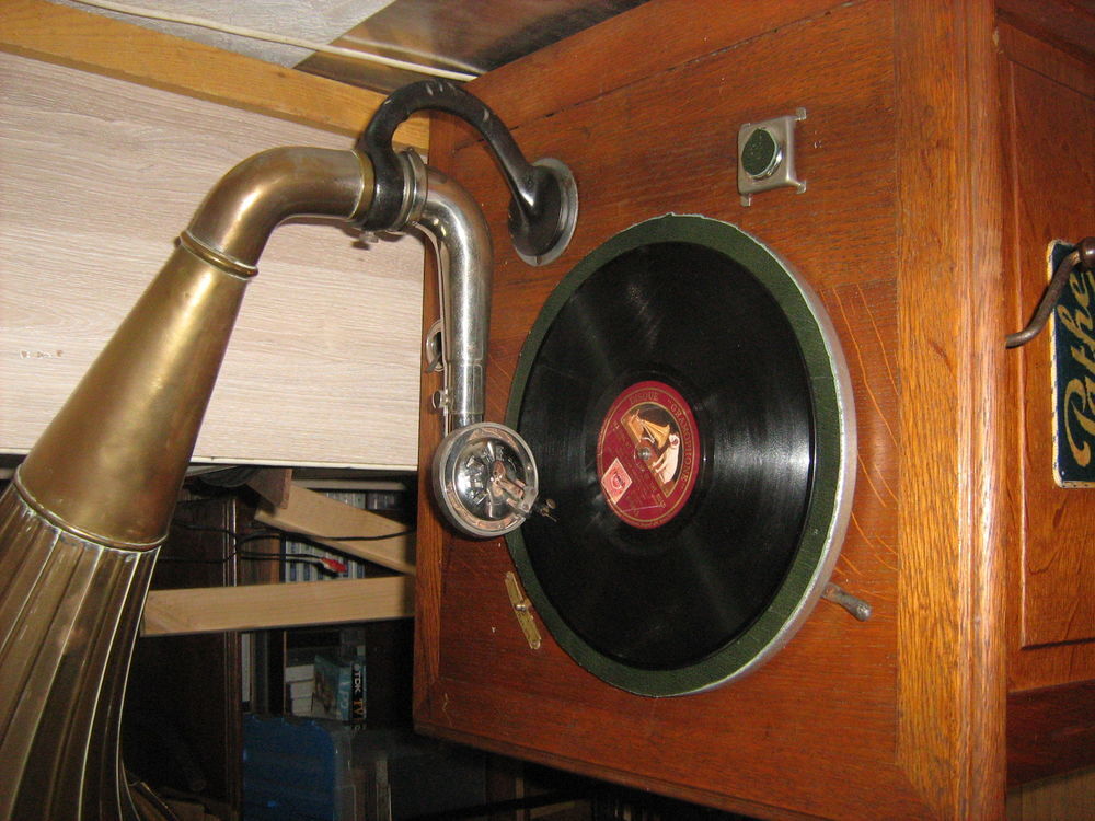 meuble Phonographe ou gramophone en parfait &eacute;tat de fonction 