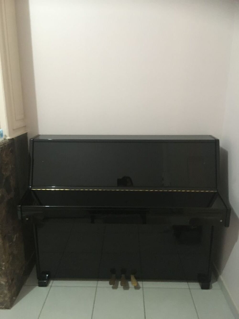 d'un piano droit laqu&eacute; noir en bon &eacute;tat. Instruments de musique