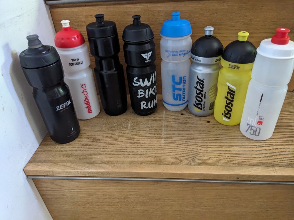 Lot de 14 gourdes de sport en &eacute;tat utilis&eacute;es une fois dans Vélos