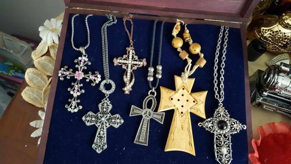 Cinq anciens pendentifs croix diff&eacute;rents artisanales N&deg; 1280 Bijoux et montres