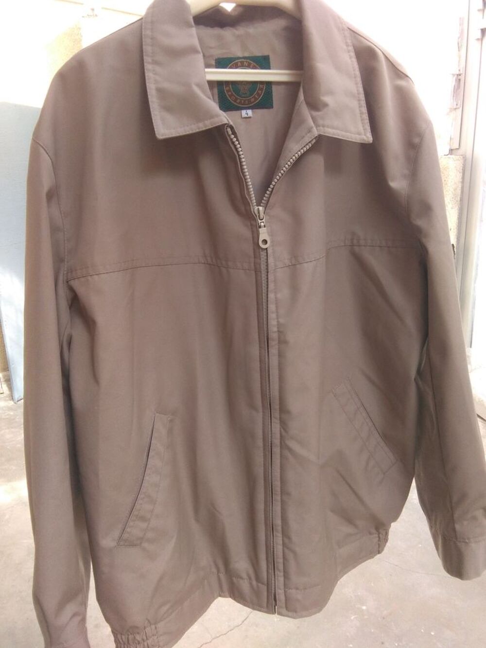 Blouson neuf pour homme. Vêtements