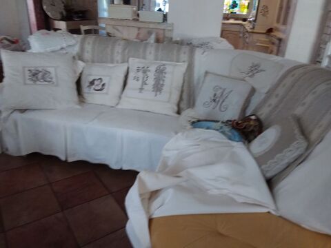 CANAPE ANGLE PEU SERVI CUIR ET HOUSSE EXELLENT ETAT 250 J�lons (51)