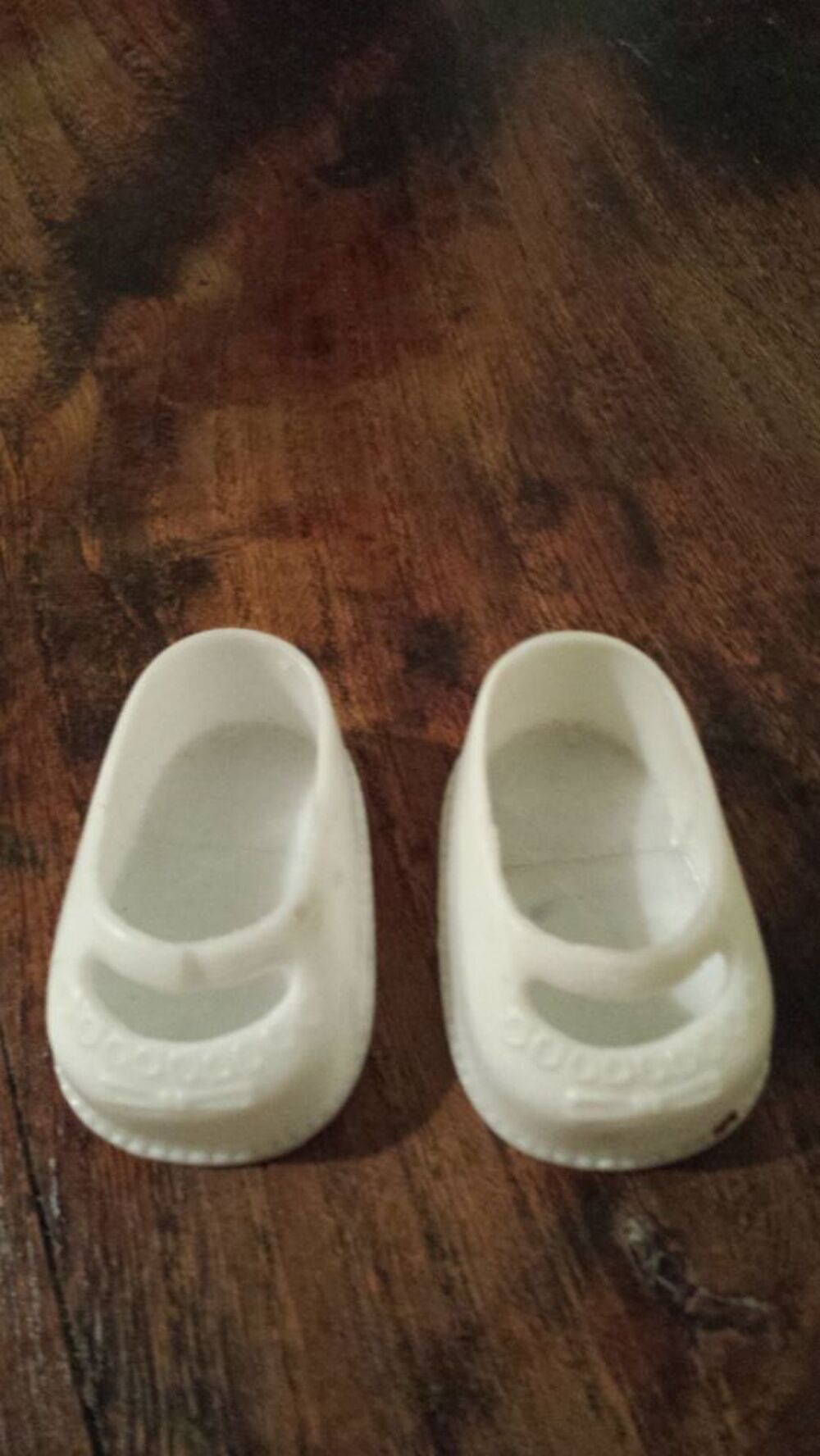 paire de chaussures de poup&eacute;e 