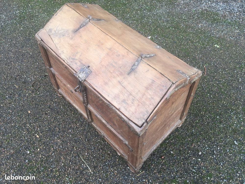 Petit coffre afghan
en forme de chasse ouvrant par abattant Meubles