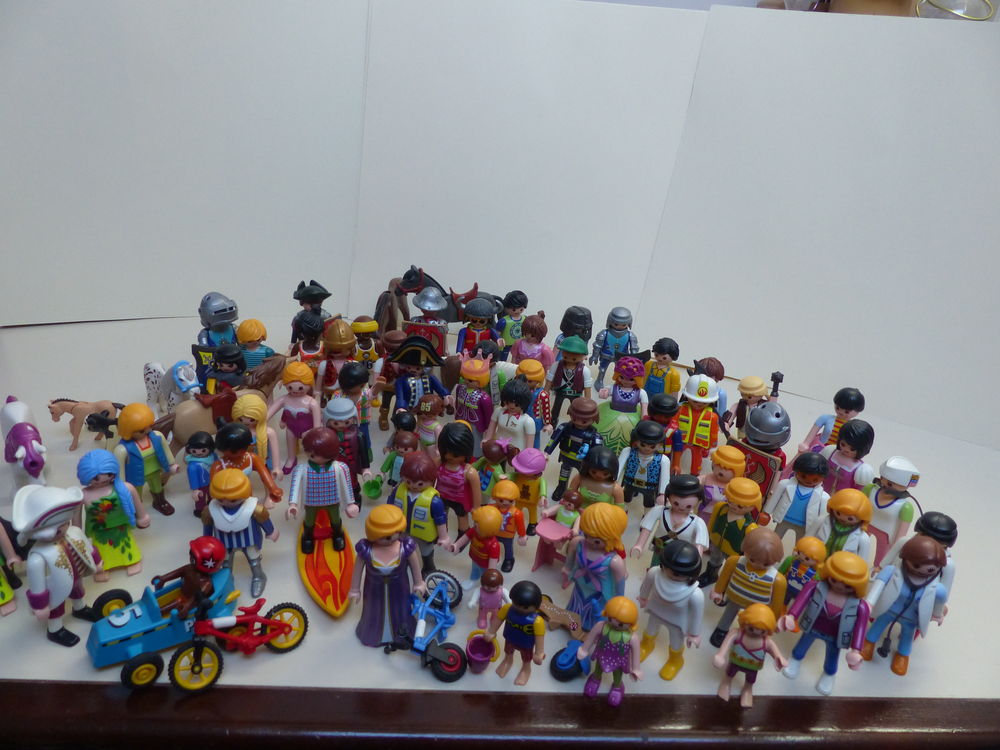 Playmobil, plus de 60 personnages Jeux / jouets
