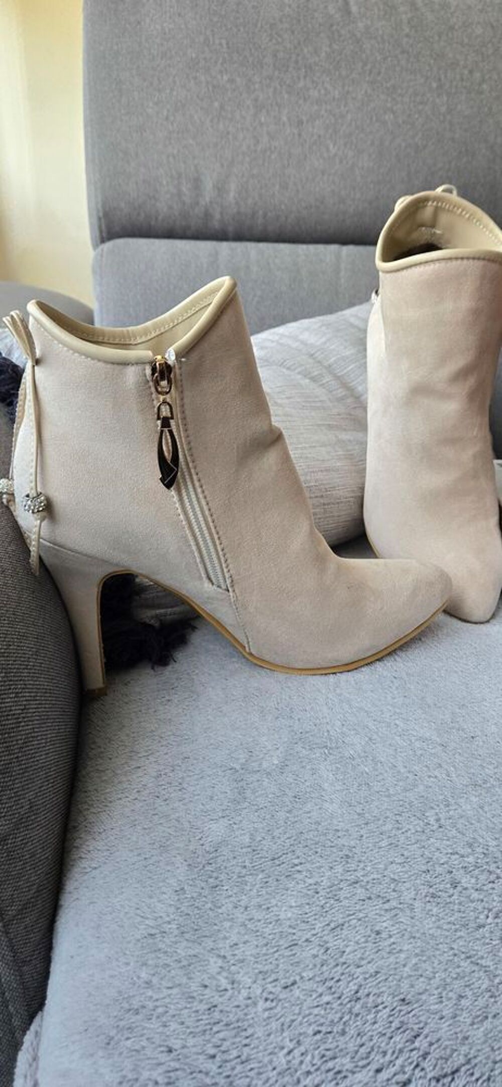 Jolies petite bottines &agrave; talons,. Chaussures