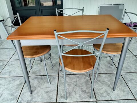 Une table et 5 chaises Boufféré (85)