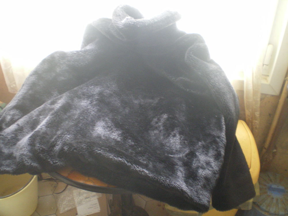 Veste en imitation fourrure noire Vêtements