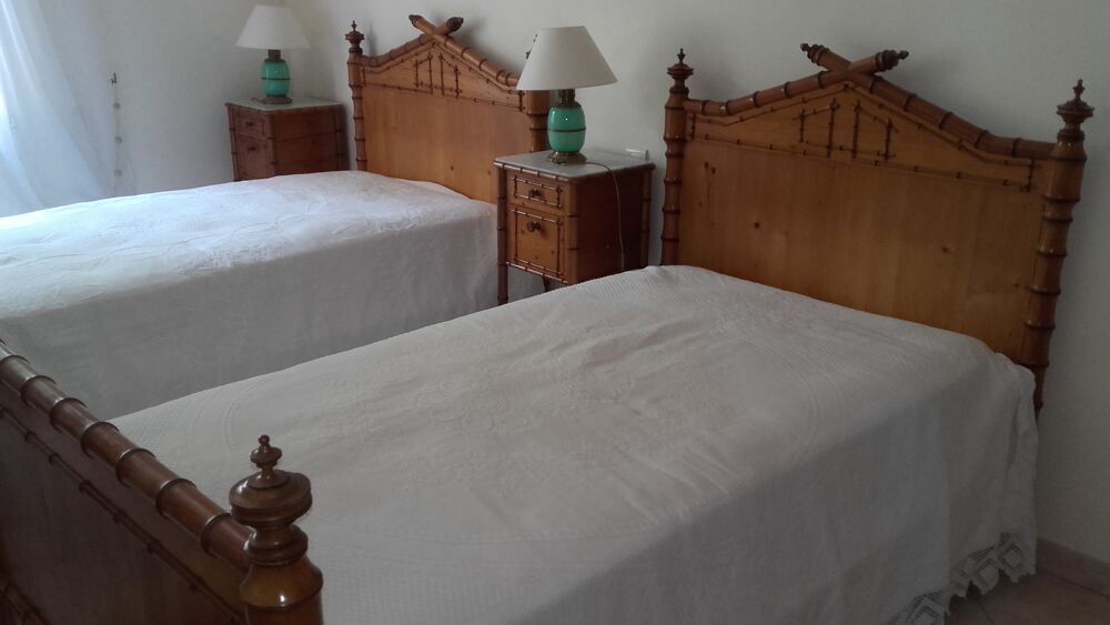 Mobilier de chambre &agrave; coucher en bambou et pin. Meubles
