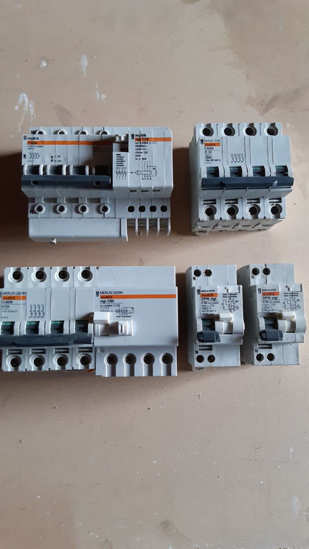 Disjoncteurs Merlin Gerin 8€ Bricolage