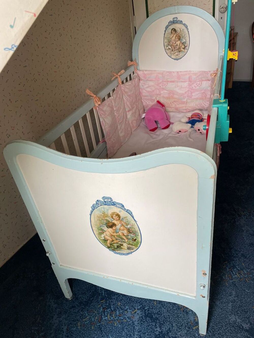 Lit de b&eacute;b&eacute; romantique en bois avec literie Mobilier enfants