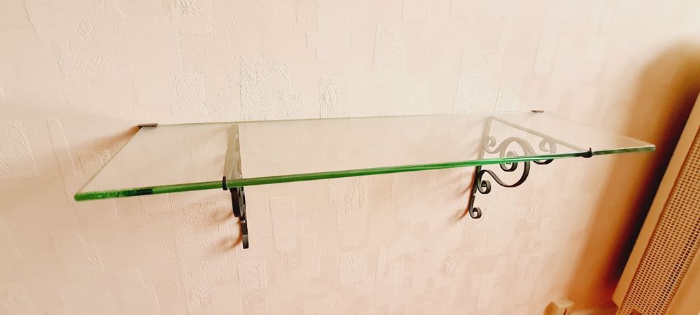 ETAGERE MURALE EN VERRE ET SUPPORT DE FIXATION EN BRONZE
Meubles