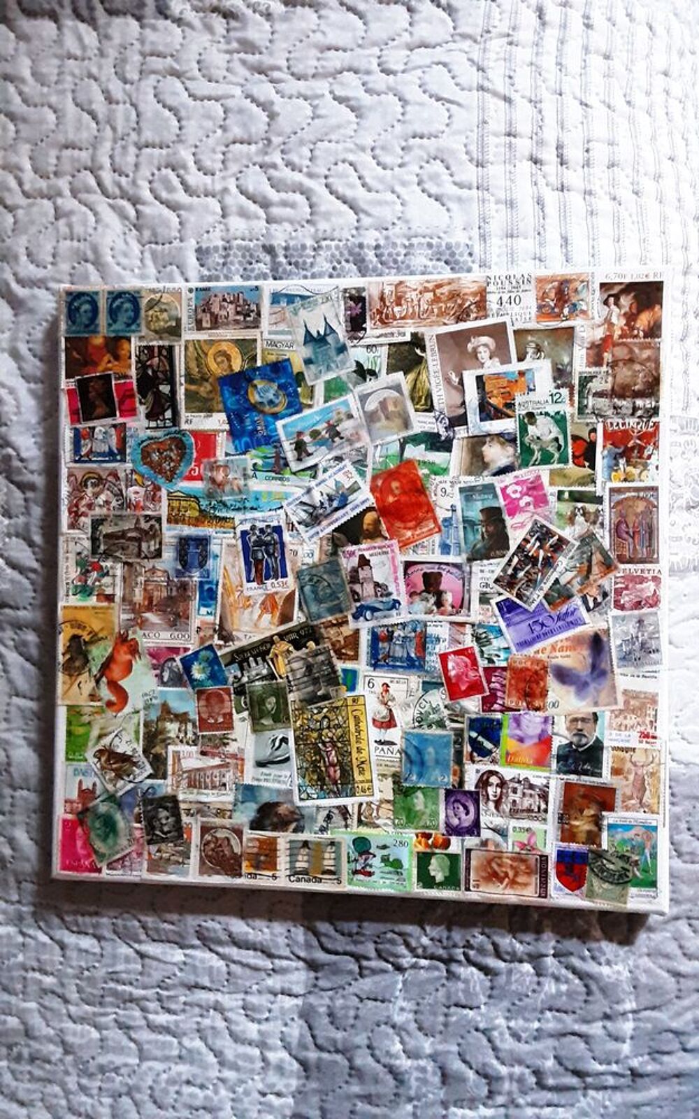 tableau en toile coton 30x30cm avec vieux timbres vernis 