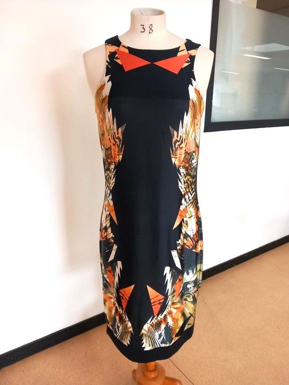 Robe G&eacute;om&eacute;trique orange et noir Vêtements