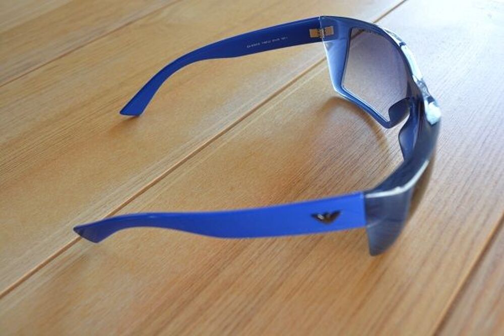 lunettes de soleil Emporio Armani bleue Bijoux et montres