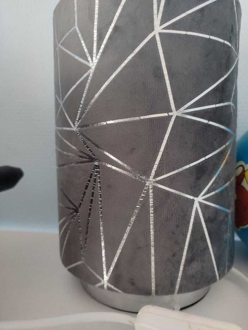 je vomiroir casquette et lampe de chevet Décoration