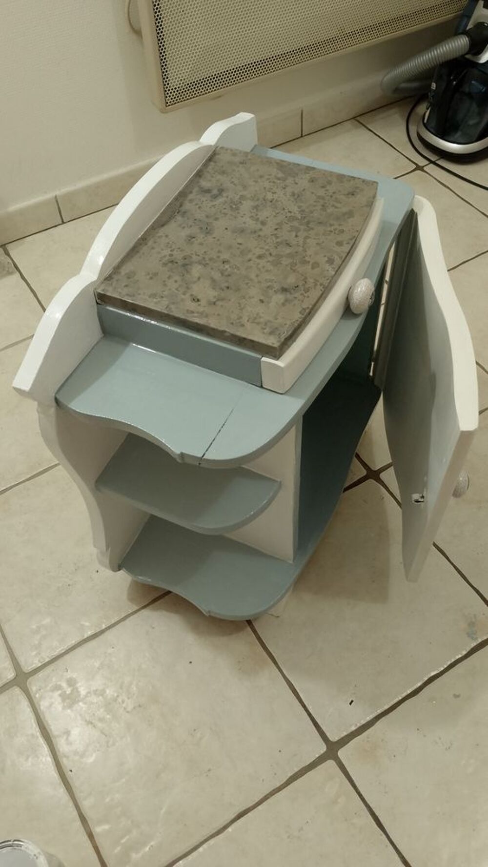 Meuble de chevet relook&eacute; Meubles