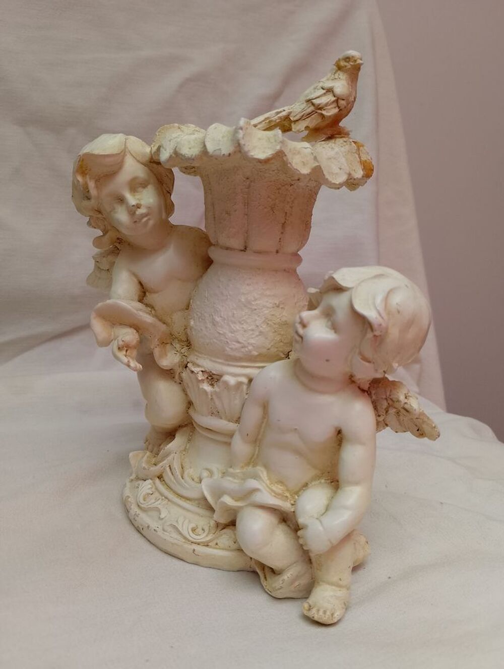 cette statuette fontaine orn&eacute;e d'anges et d'oiseaux Décoration